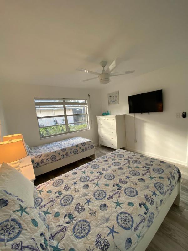 Ruby's Lake Retreat - Heated Pool Tiki Hut & Lake Views - image 8