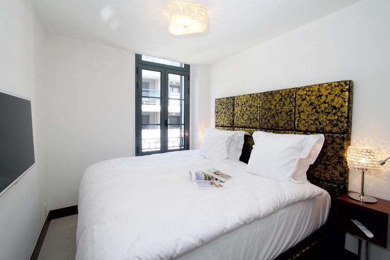 One-Bedroom Apartment image 2