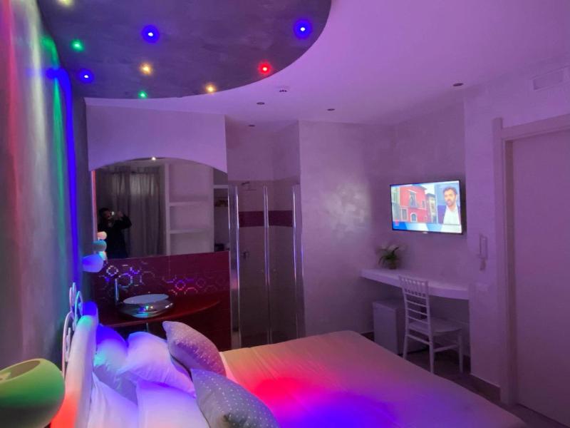 Suite with Hot Tub image 3