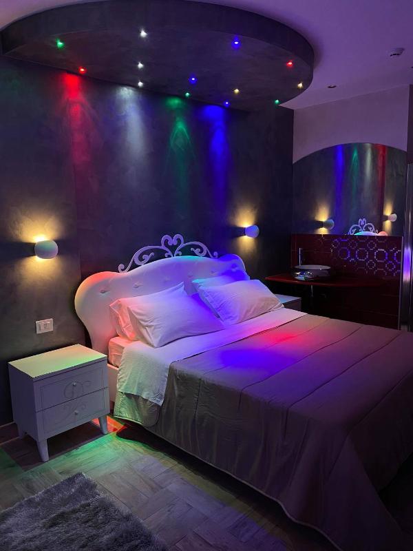 Suite with Hot Tub image 2