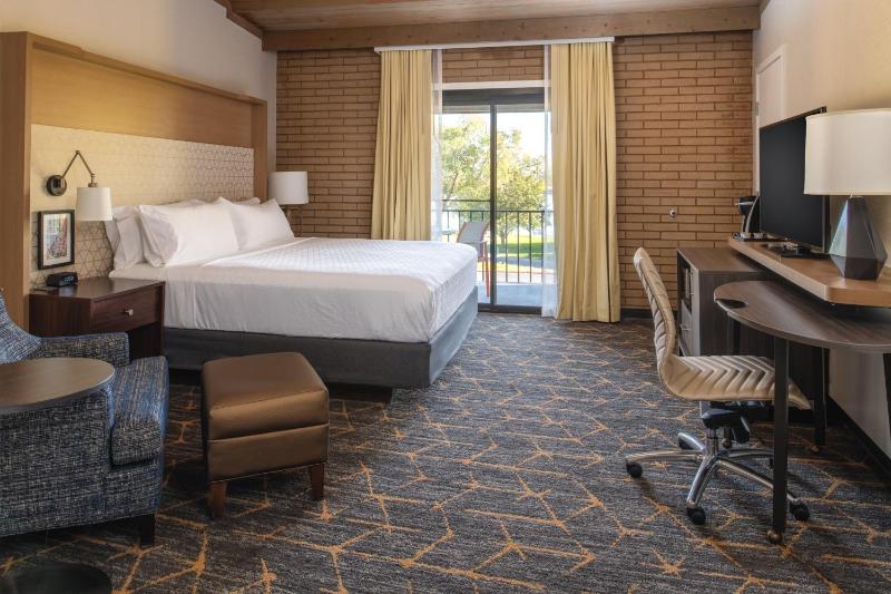 Standard King Room with River View image 3