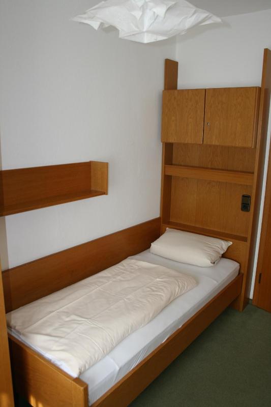 Single Room with Shared Bathroom image 2