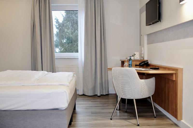 Standard Room 3 Single Beds image 4