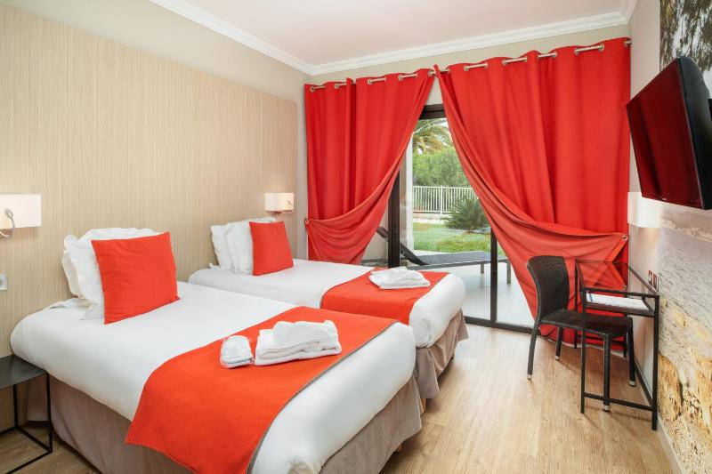 Superior Twin Room image 1