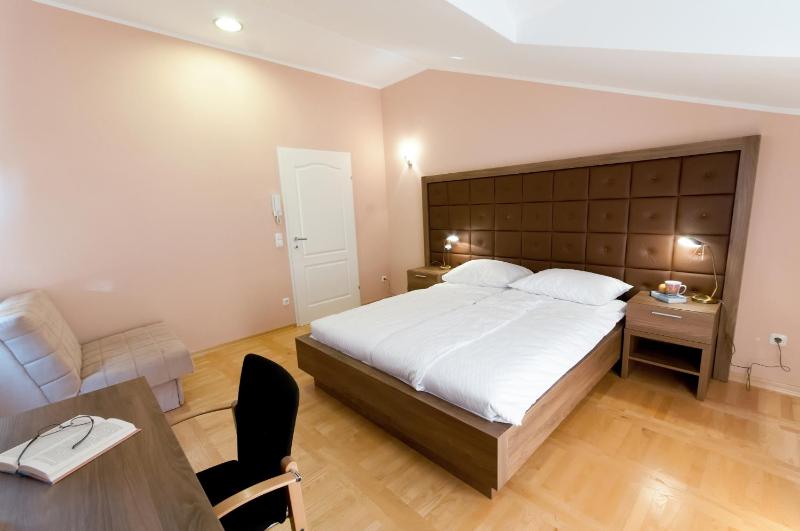 Double Room with Balcony and Sea View image 2