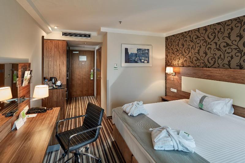Standard King Room - High Floor image 1
