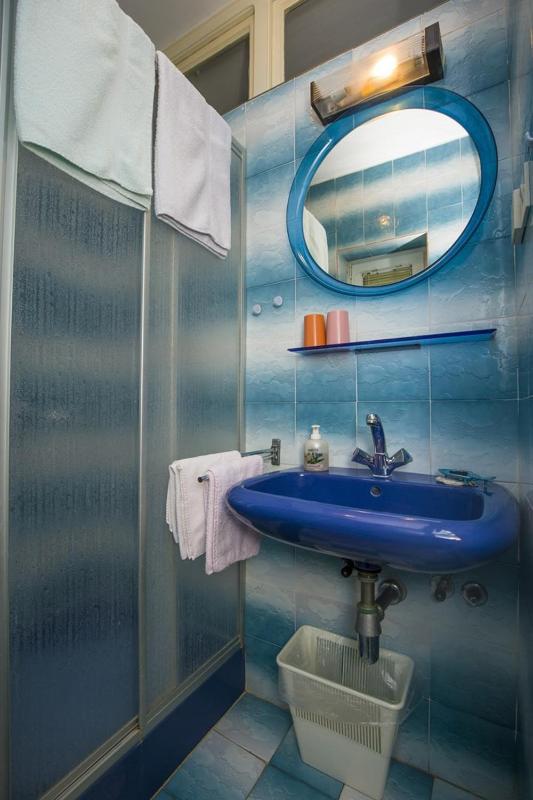 Basic Triple Room image 1