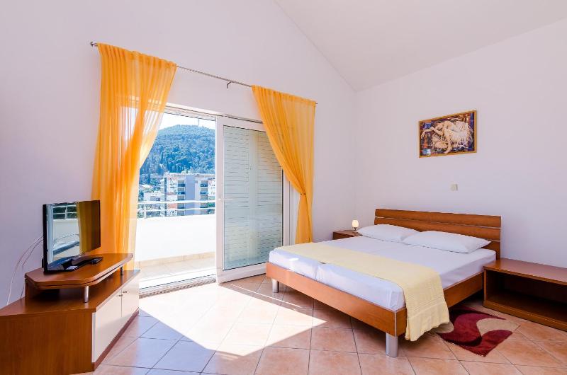 Studio Apartment with Balcony image 3