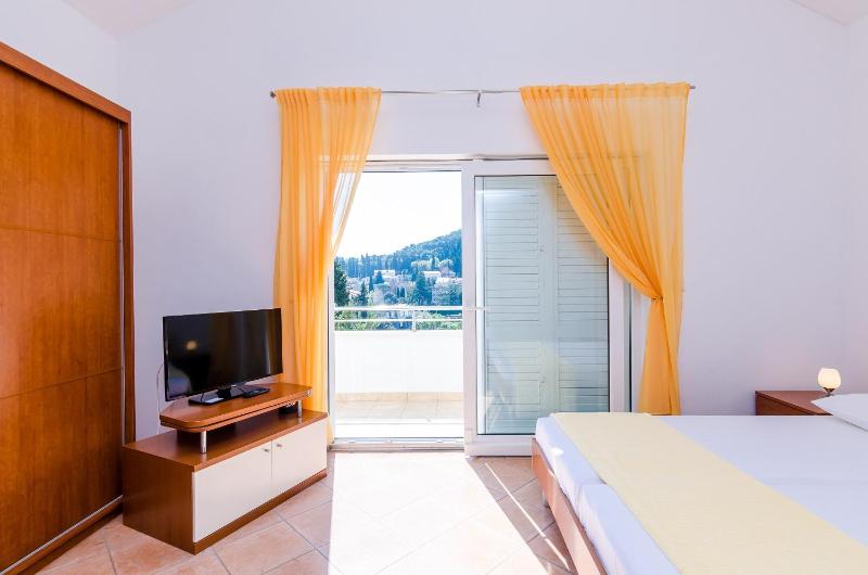Studio Apartment with Balcony image 2
