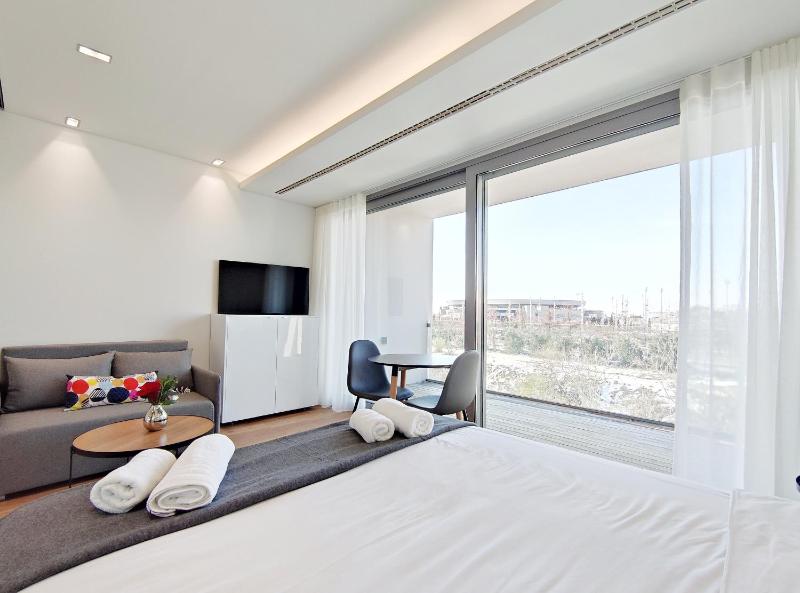 Studio with Balcony image 4