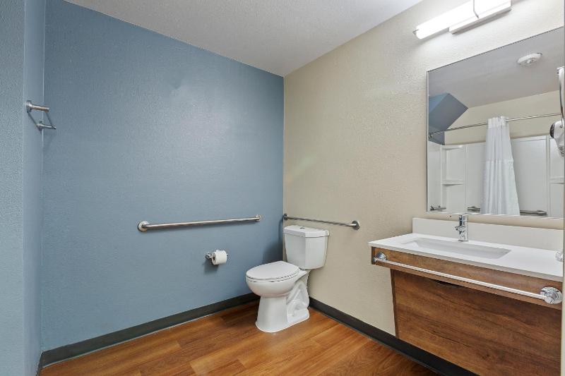 Deluxe Studio with 1 King Bed - Non-Smoking image 4