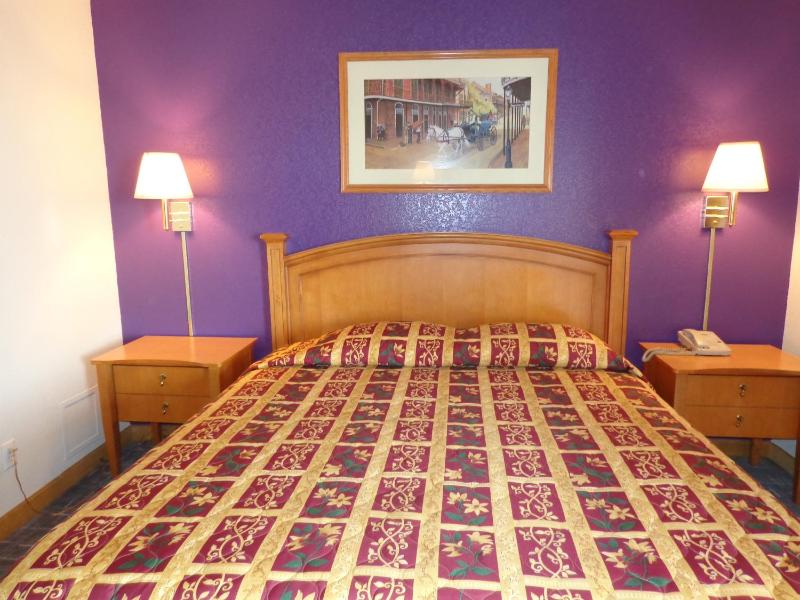 Queen Room - Non-Smoking image 3