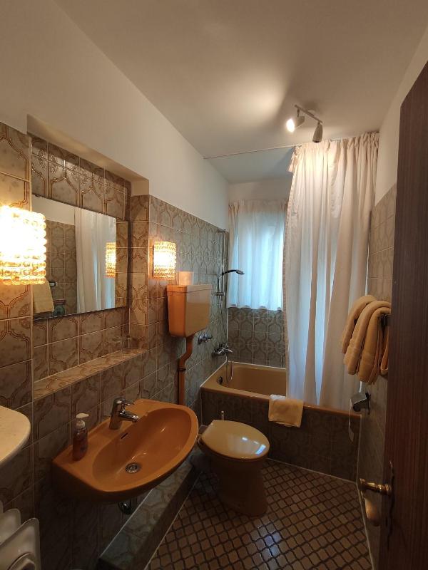 Single Room with Bath image 2