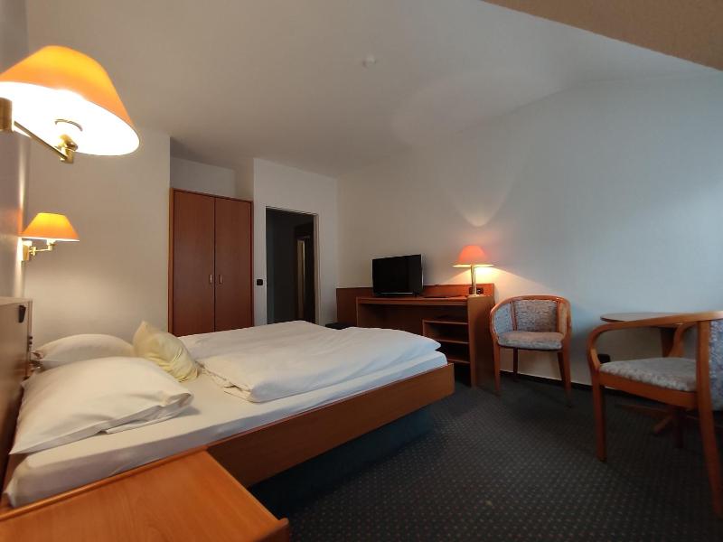 Standard Double Room image 3