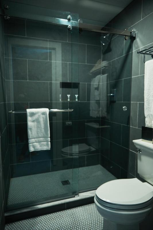 Single Room with Bathroom image 3