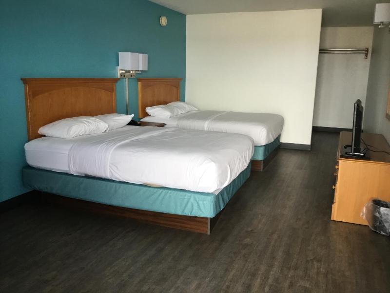 Queen Room with Two Queen Beds - Disability Access - Non-Smoking image 3