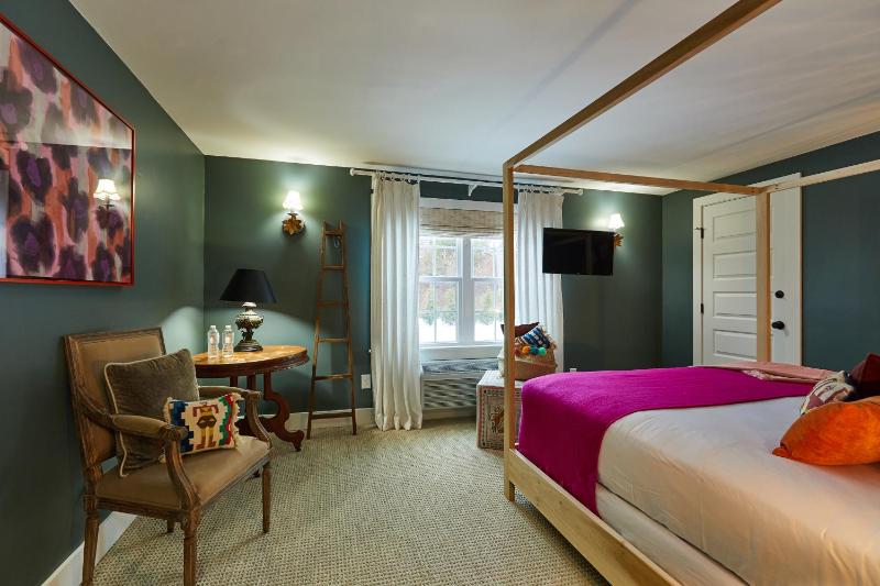 Single Room with Bathroom image 4