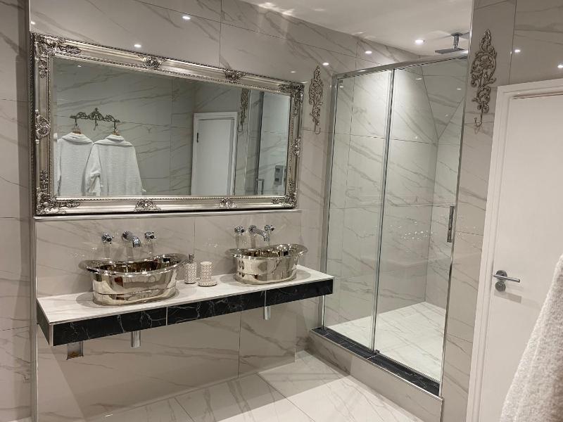 Superior King Room image 4