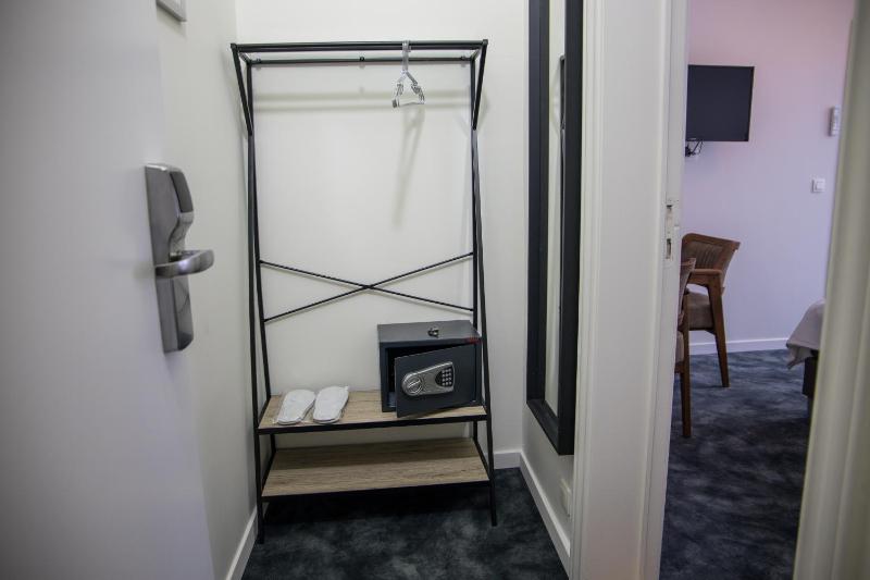 Deluxe King Room image 4