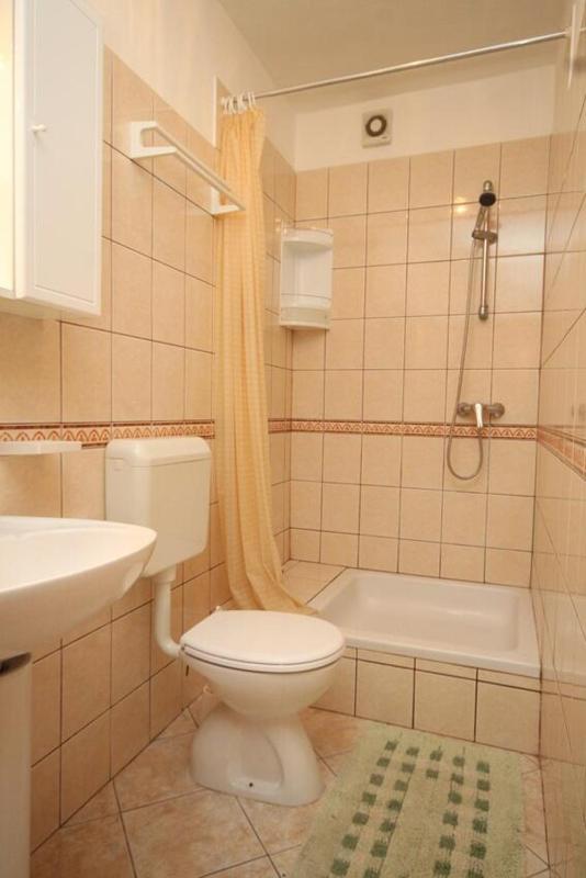 One-Bedroom Apartment with Balcony and Sea View image 3