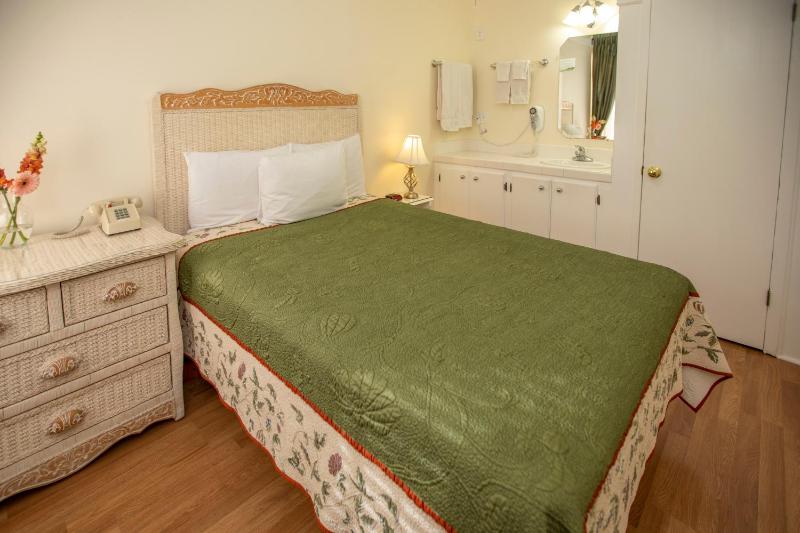 Standard Double Room with Shared Bathroom image 2