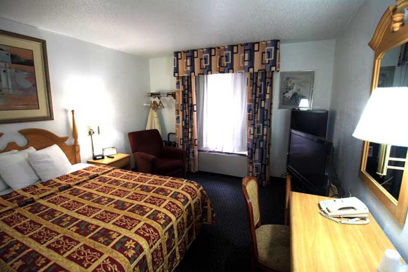 Queen Room - Non-Smoking image 2