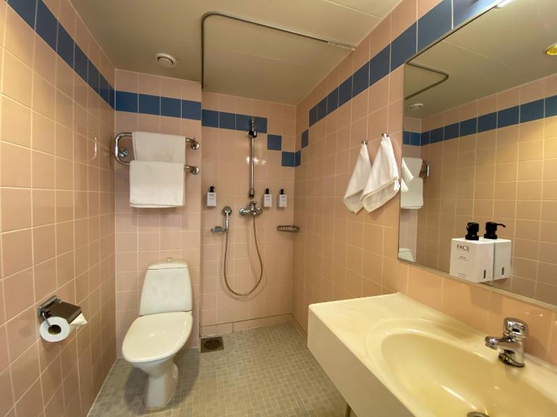 Superior Twin Room with City View image 4