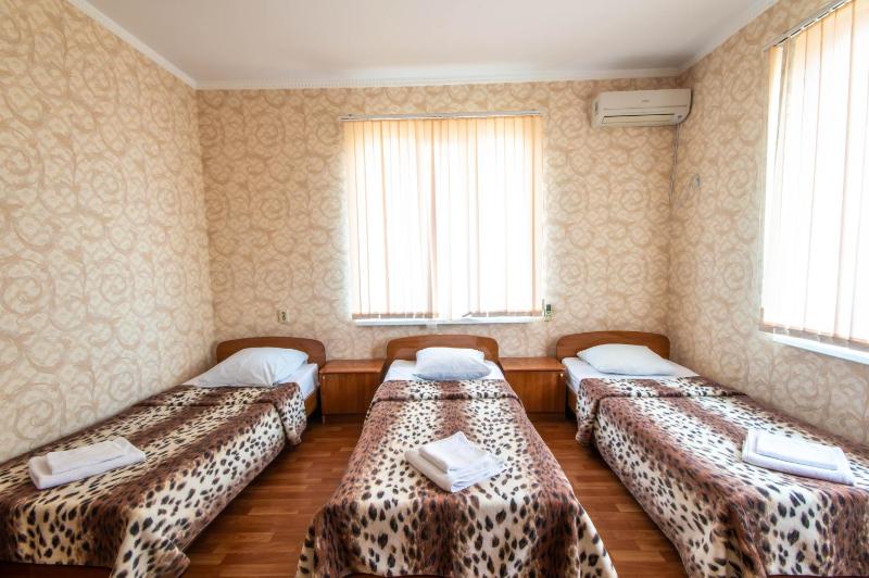 Comfort Triple Room image 3