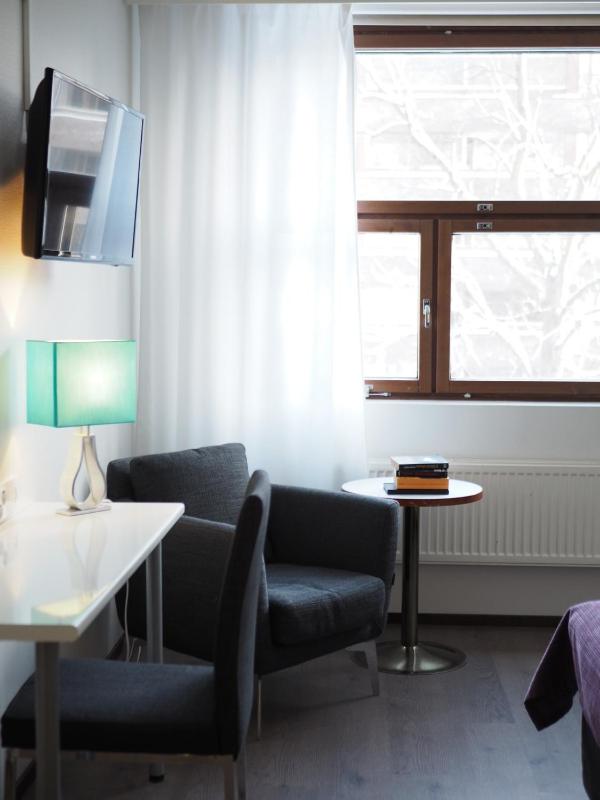 Standard Twin Room image 2