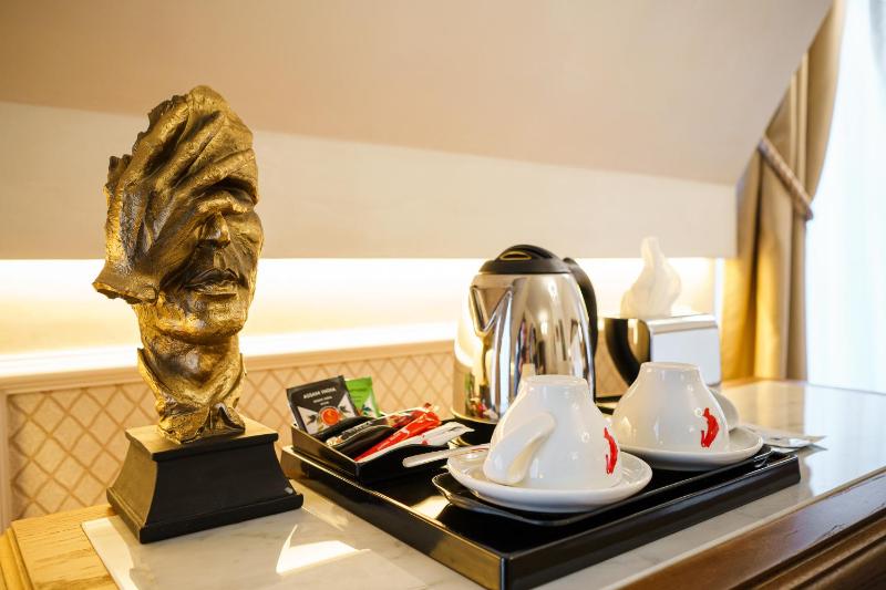 Residence City Garden - Certificate of Excellence Top 10 BEST Five-Stars City Hotels for 2024 awarded by HTIF - image 7