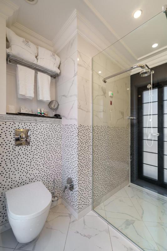 Deluxe Double Room with Park View image 2