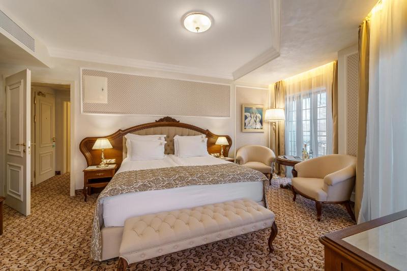 Residence City Garden - Certificate of Excellence Top 10 BEST Five-Stars City Hotels for 2024 awarded by HTIF - image 44