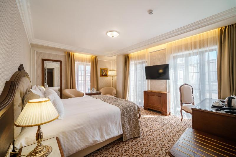Deluxe Double Room with Park View image 4