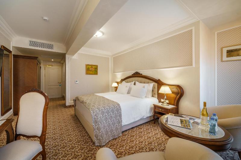 Double Room image 4