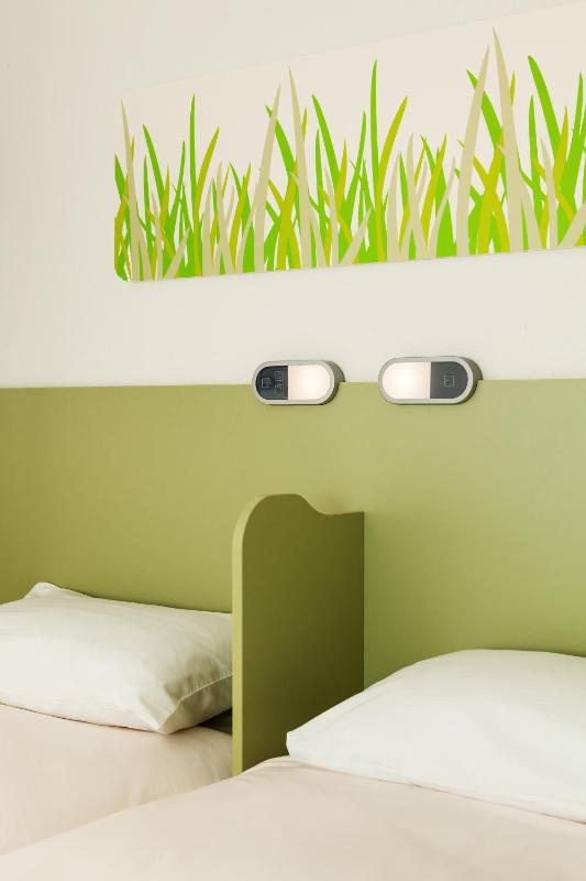 Standard Twin Room image 4