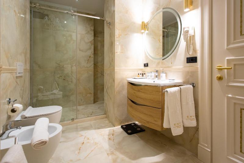 Standard Double Room image 4