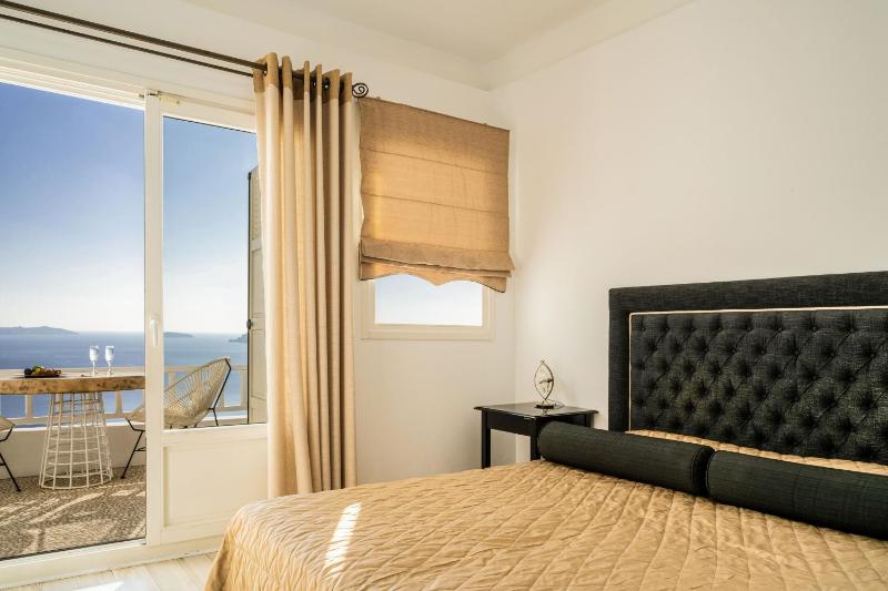 Executive Room with Hot Tub and Caldera View image 3