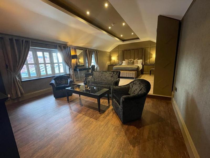 Superior King Suite image 4