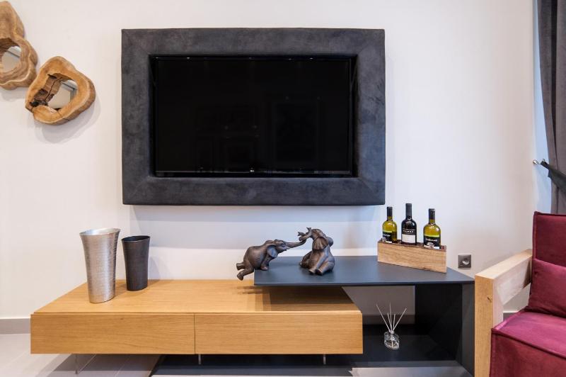 Deluxe Boutique Apartment with Backyard View image 2
