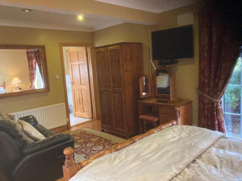 Family Room (4 Adults) image 3