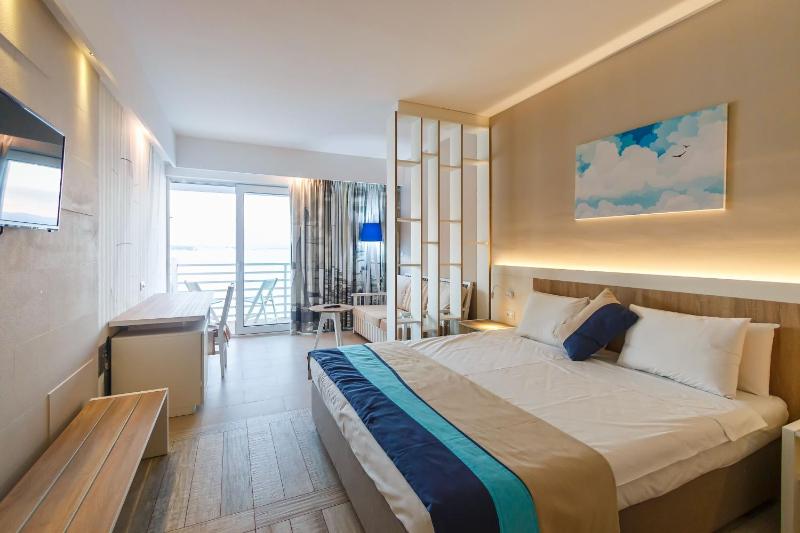 Superior Family Room with Sea View image 1