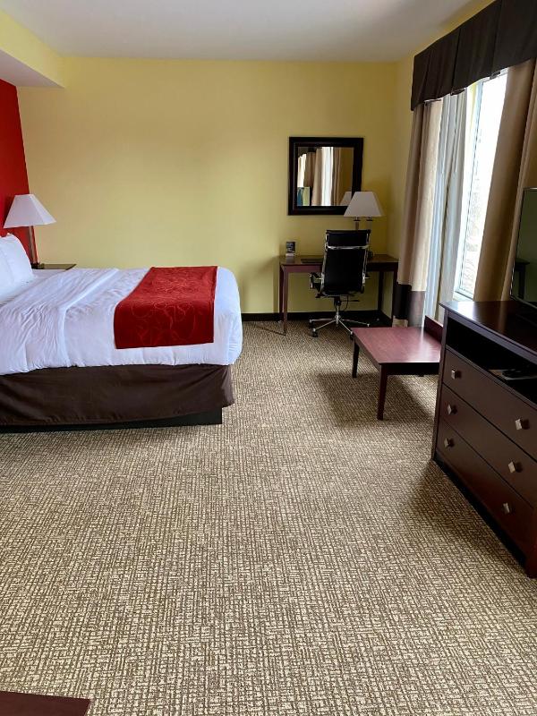 King Suite - Accessible/Non-Smoking image 3