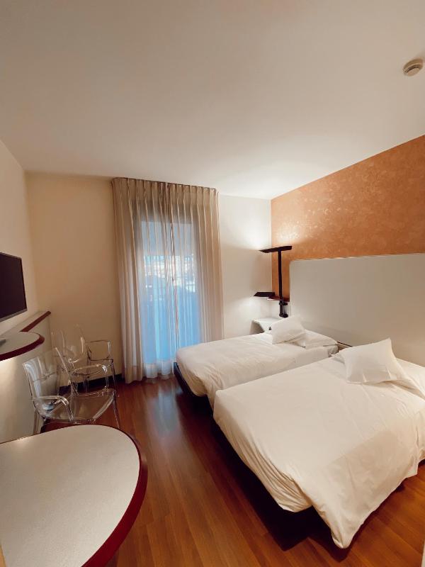 Standard Twin Room image 4