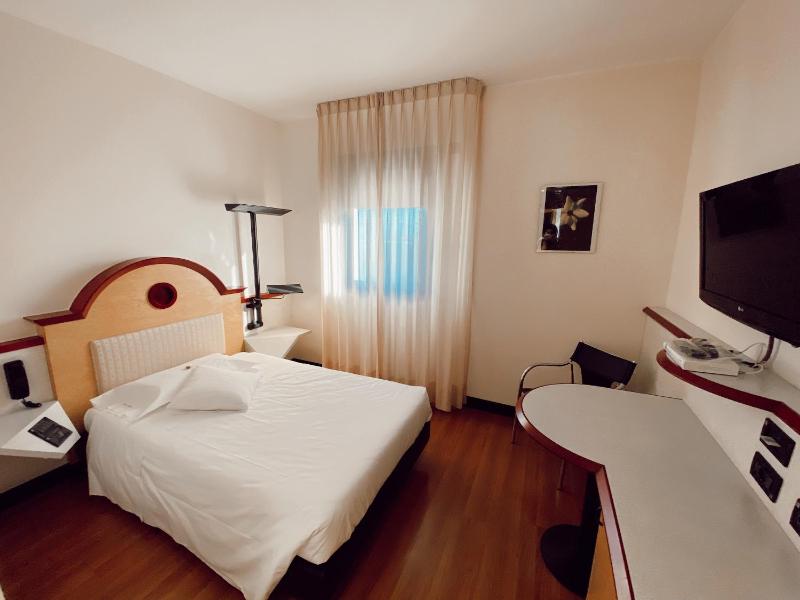 Standard Single Room image 4