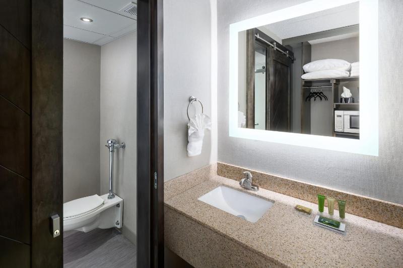 Standard King Room image 1