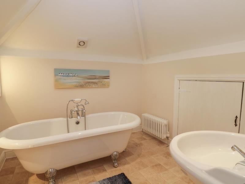 Wyke Lodge Cottage - image 18
