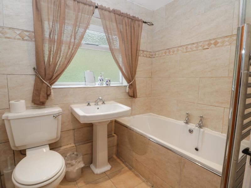 Wyke Lodge Cottage - image 12
