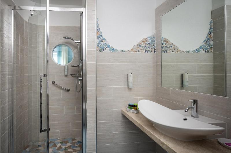 Deluxe Double or Twin Room with Sea View image 4