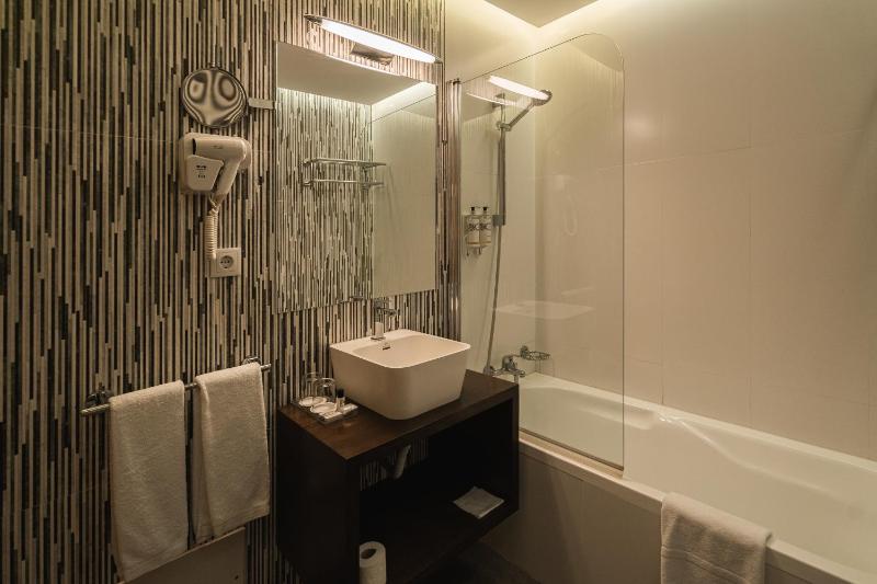 Economy Double or Twin Room image 2