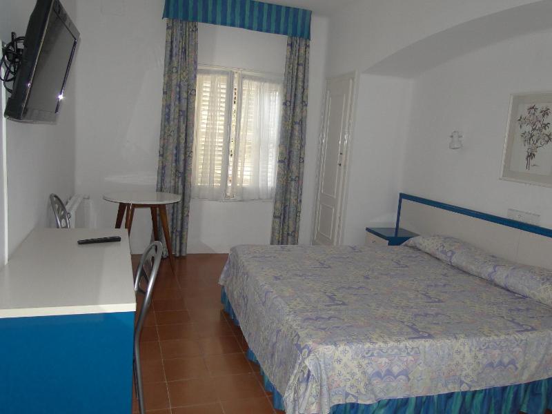Economy Double Room image 4